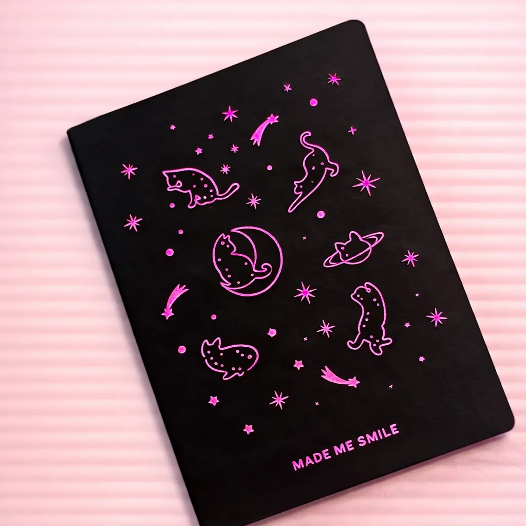 Libreta negra pequeña gatuna